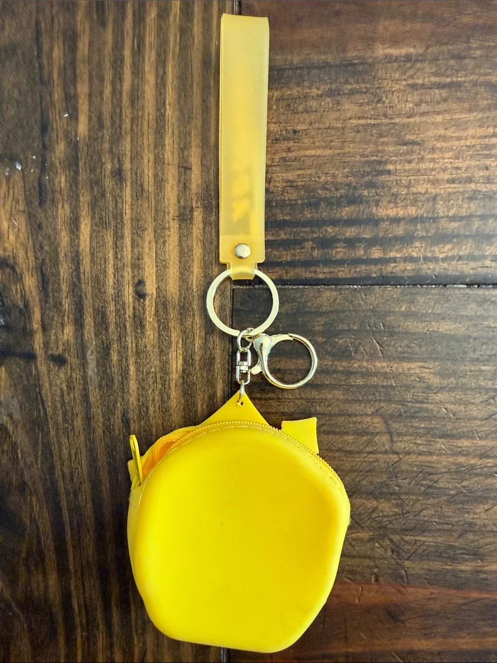 Adorable Disney-Themed Minnie Mouse Keychain w/Gold-tone Ring and Chain